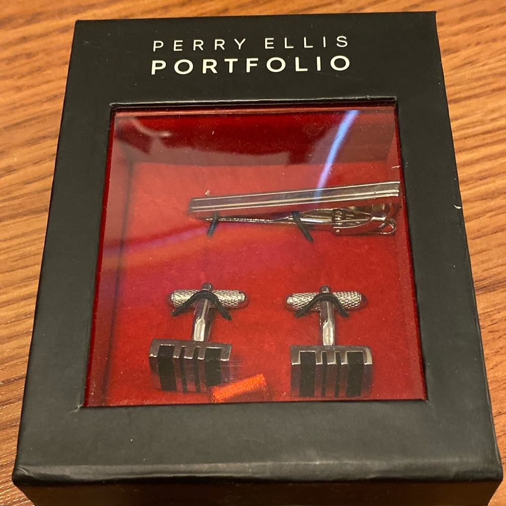 Perry Ellis Men classic Cuff links and tie bar set